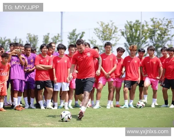 模仿足球球星冲锋姿态展现激情速度与力量的全新运动体验